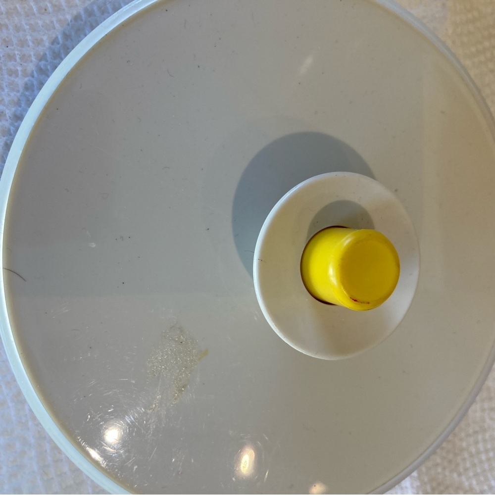 Vintage Tupperware Yellow 2 Qt pitcher - Picture 4 of 5
